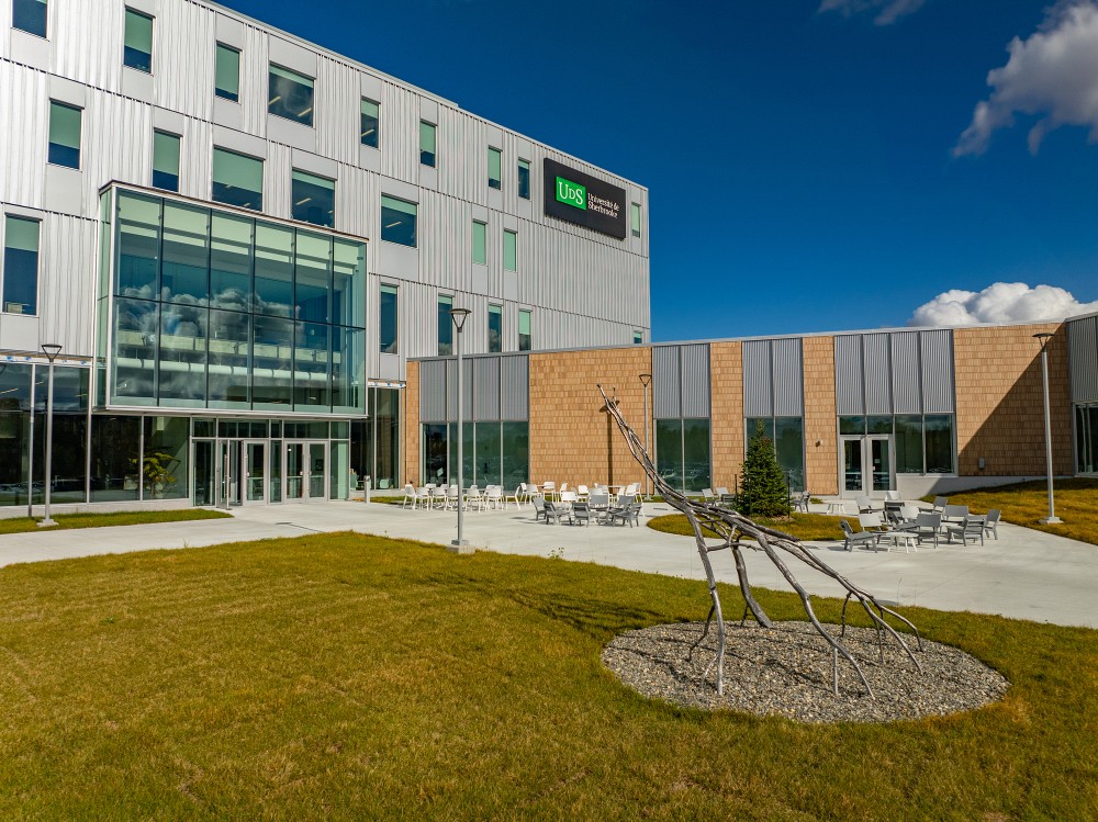 &Agrave; gauche, le Pavillon de sant&eacute; de pr&eacute;cision et de recherche translationnelle, et &agrave; droite, la Biblioth&egrave;que du Campus de la sant&eacute;