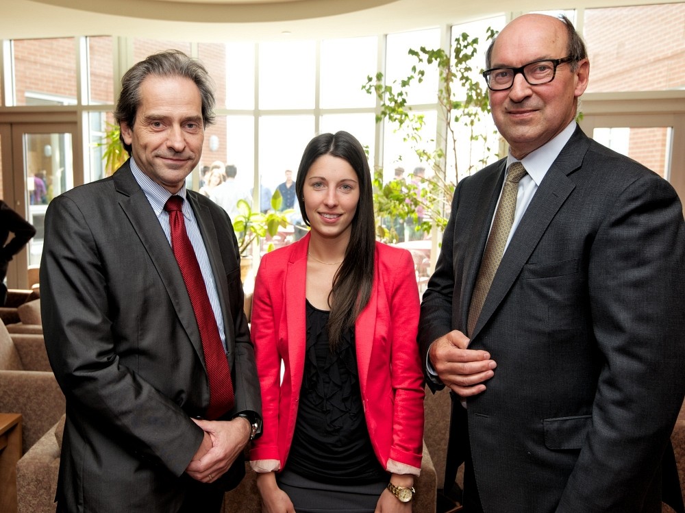Fran&ccedil;ois Coderre, doyen de la Facult&eacute; d&rsquo;administration, Lucie Gagnon, r&eacute;cipiendaire, et Andr&eacute; Cousineau, invit&eacute; sp&eacute;cial de la remise des prix 2013.