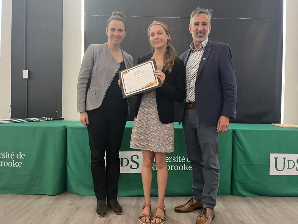 Florence Robert a re&ccedil;u la bourse P.-H.-Desrosiers des mains du vice-doyen aux &Eacute;tudes m&eacute;dicales pr&eacute;doctorales &Eacute;ric Lavoie et de la directrice acad&eacute;mique H&eacute;l&egrave;ne Lauzier.