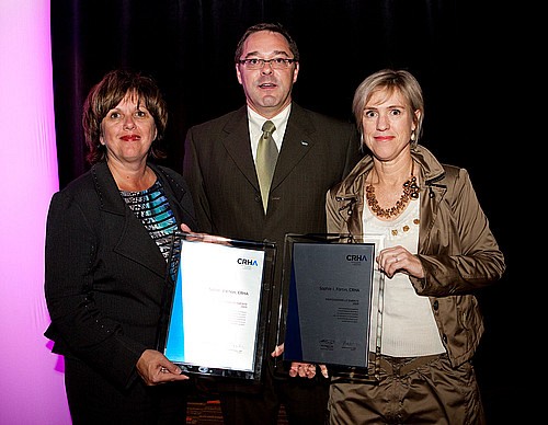 De gauche à droite : Sylvie Vachon, CRHA, présidente-directrice générale, Administration portuaire de Montréal, Alain Desgagné, CRHA, président du conseil d'administration de l'Ordre, et Sophie Fortin, CRHA, première vice-présidente, ressources et services généraux, Standard Life du Canada