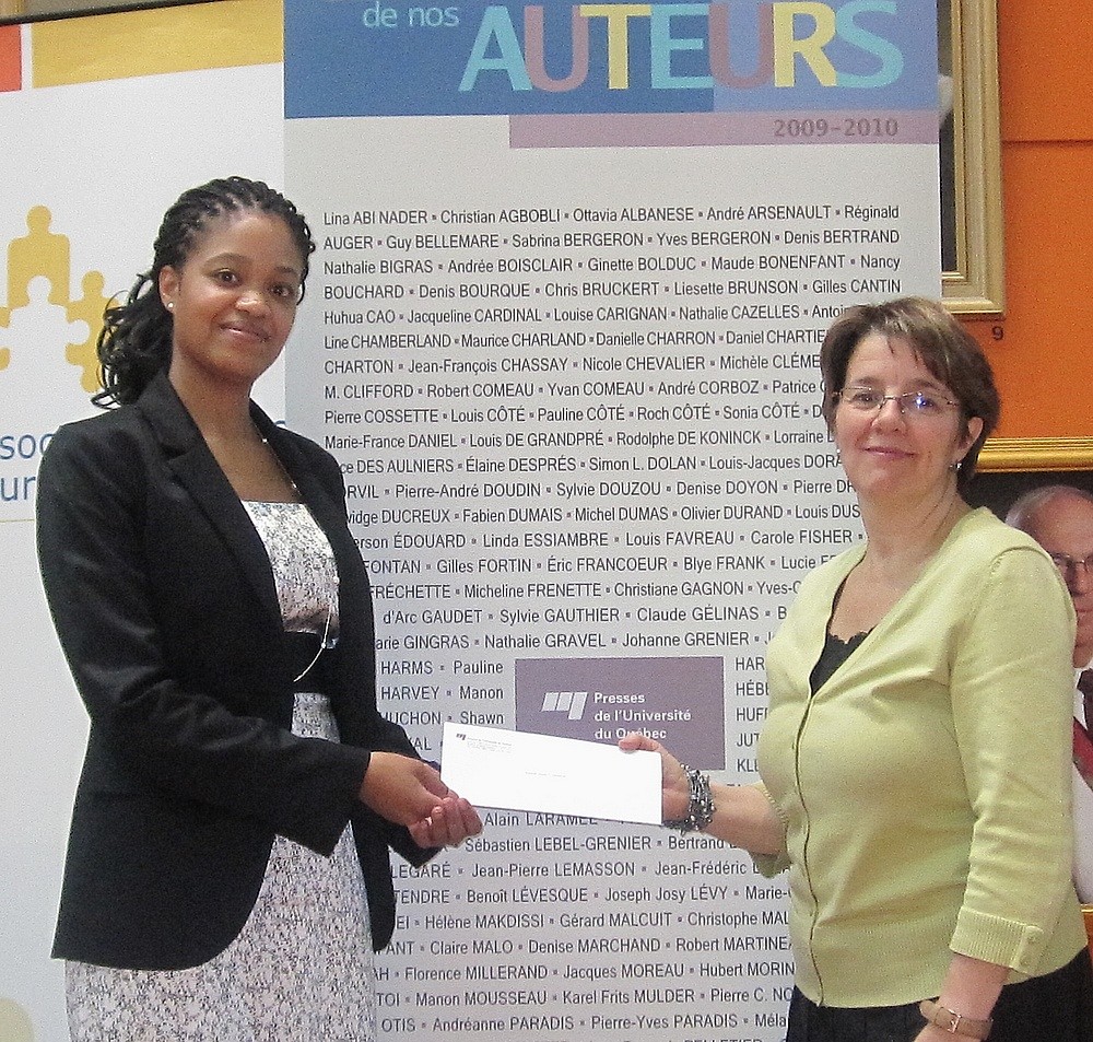Magaly Brodeur re&ccedil;oit le prix des mains de C&eacute;line Fournier, directrice g&eacute;n&eacute;rale des Presses de l&rsquo;Universit&eacute; du Qu&eacute;bec.