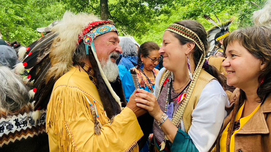 Chomis T8aminik Rankin et Patricia-Anne Blanchet, conseill&egrave;re en p&eacute;dagogie autochtone&nbsp;&agrave; l'UdeS, qui lui offre du tabac sacr&eacute;.&nbsp;Photo : Fournie