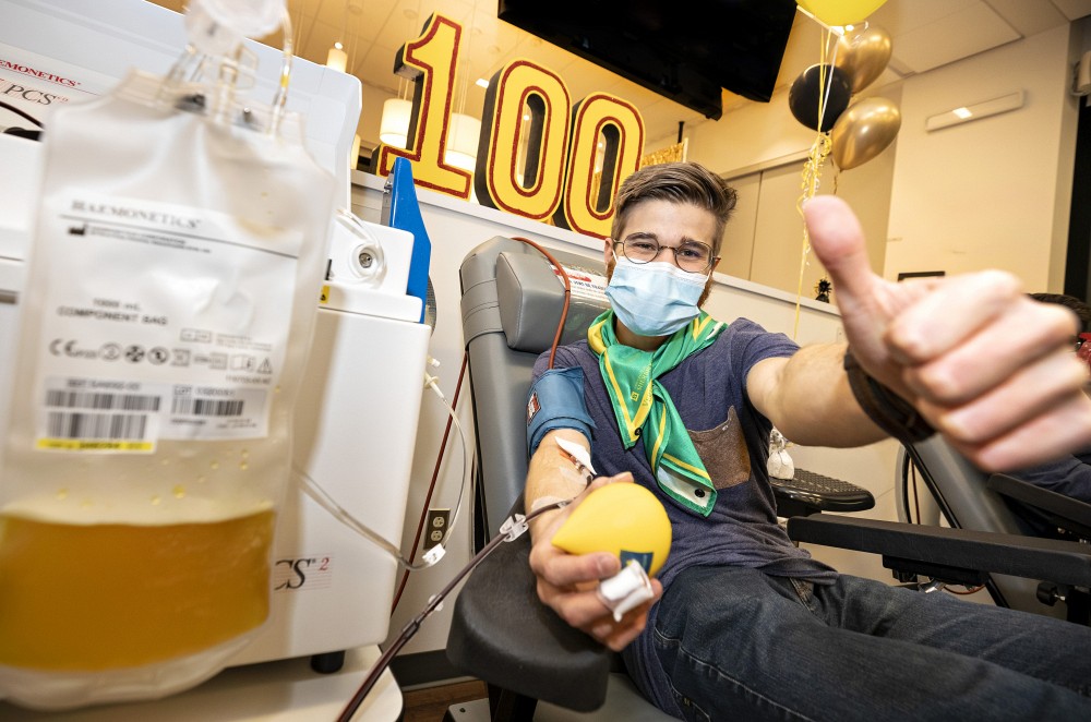 Alexis Rioux-Chevalier, &eacute;tudiant en g&eacute;nie biotechnologique &agrave; l'UdeS, effectue son 100e don de plasma.