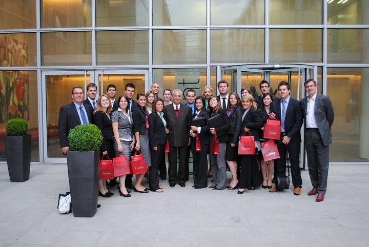 Le groupe Euromarketing devant l'entreprise Cartier, &agrave; Paris.