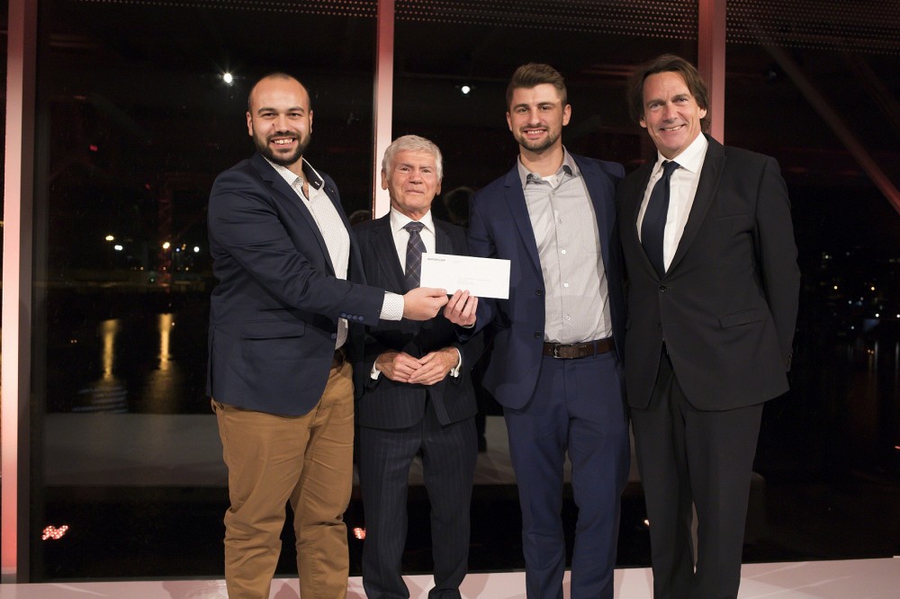L'&eacute;quipe de C-SAR, Jean-Fran&ccedil;ois Dufault et Dino Mehanovic, en compagnie de Pierre Laurin, pr&eacute;sident du jury des bourses Pierre-P&eacute;ladeau, et de Pierre-Karl P&eacute;ladeau, pr&eacute;sident et chef de la direction de Qu&eacute;becor