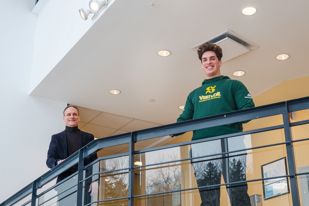 &Eacute;douard St-Amand (&agrave; droite) se joint &agrave; l&rsquo;&eacute;quipe de football Vert & Or de l&rsquo;UdeS. Il b&eacute;n&eacute;ficie d'une bourse cr&eacute;&eacute;e par le Pr Jean Roy (&agrave; gauche), couvrant la totalit&eacute; de ses frais de scolarit&eacute;.