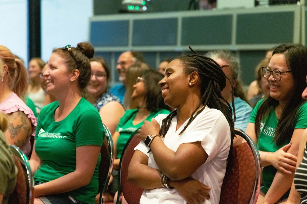L'UdeS, un milieu de travail humain et convivial o&ugrave; l'on multiplie les occasions d'&eacute;changes, de collaboration et de d&eacute;veloppement, comme en t&eacute;moigne cette photo prise lors des Journ&eacute;es du personnel en 2023.