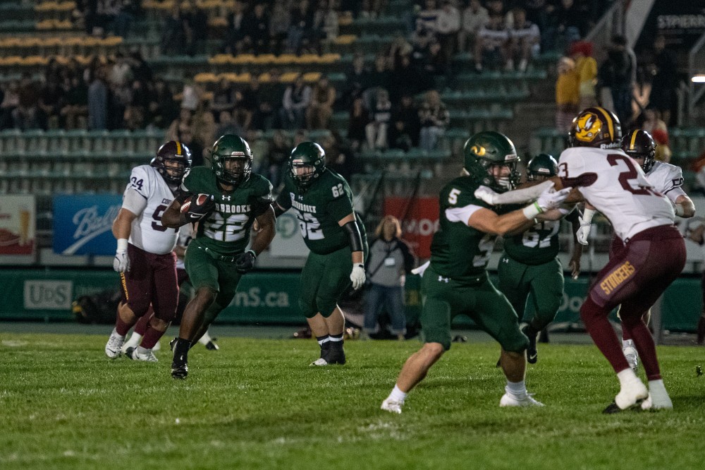 Le porteur de ballon Freud C&eacute;sar a cumul&eacute; 79 verges au sol et 34 verges par la passe lors de la victoire du Vert & Or samedi dernier au stade ext&eacute;rieur de l'UdeS.