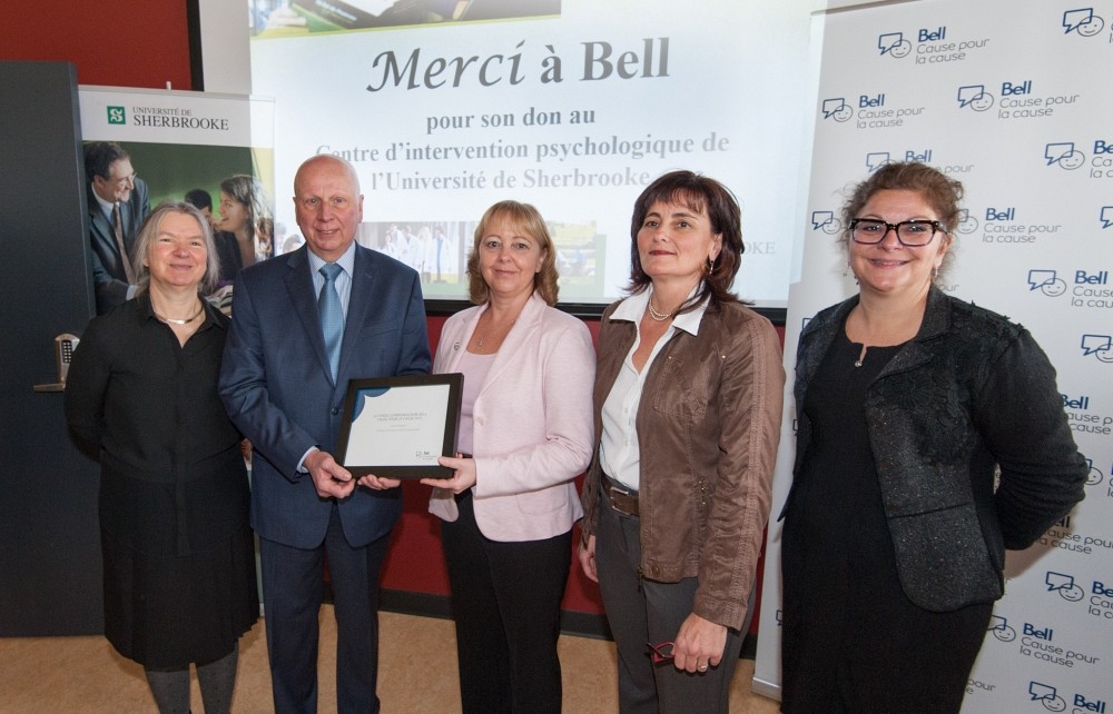 La remise du don de Bell s'est faite en pr&eacute;sence de Pre Th&eacute;r&egrave;se Audet, vice-doyenne &agrave; la FLSH, Me Luc R. Borduas,&nbsp; pr&eacute;sident de La Fondation de l'UdeS, Sylvie Couture, directrice g&eacute;n&eacute;rale d&rsquo;Expertech (filiale de Bell), Pre Maryse Benoit, coresponsable du CIPUS et de Pre Anick Lessard, vice-doyenne &agrave; la FLSH. 