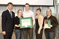 Stéphanie Lavergne, Alexandre Pépin-Ross et Andréanne Giguère, représentants du GCIUS, reçoivent le prix des mains de Louis Marquis, vice-recteur à la communauté universitaire, et de Barbara Morin, lauréate du Défi étudiant 2005.