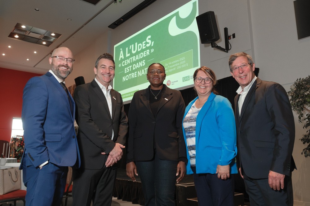 La campagne Centraide&nbsp;2025 de l&rsquo;Universit&eacute; de Sherbrooke a officiellement &eacute;t&eacute; lanc&eacute;e, en pr&eacute;sence de Francis Demers, directeur philanthropique de Centraide Estrie, Charles Vincent, directeur g&eacute;n&eacute;ral du Service mobilit&eacute;, s&eacute;curit&eacute; et pr&eacute;vention de l&rsquo;UdeS et pr&eacute;sident de la campagne de cette ann&eacute;e, Gwladys Sebogo, directrice g&eacute;n&eacute;rale de Centraide Estrie, Isabelle Prud&rsquo;homme, directrice g&eacute;n&eacute;rale de la cuisine collective Le Bl&eacute; d&rsquo;Or, et Jean-Pierre Perreault, recteur de l&rsquo;UdeS.