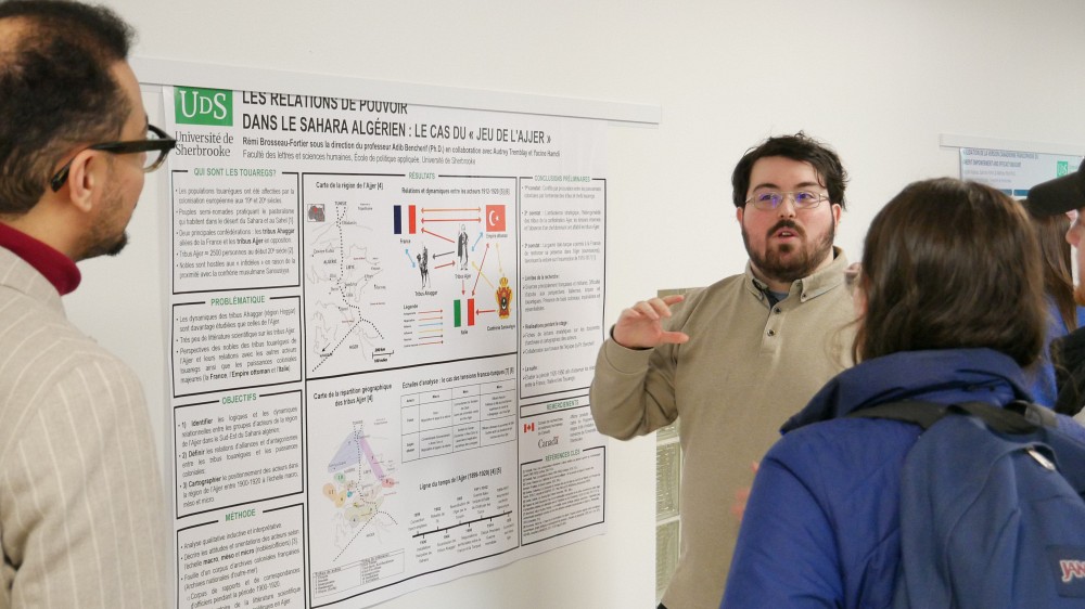 Des &eacute;tudiantes et des &eacute;tudiants ont pr&eacute;sent&eacute; des affiches cr&eacute;&eacute;es dans le cadre de leur stage d'initiation &agrave; la recherche lors de l'inauguration de l'Espace Recherche et cr&eacute;ation.