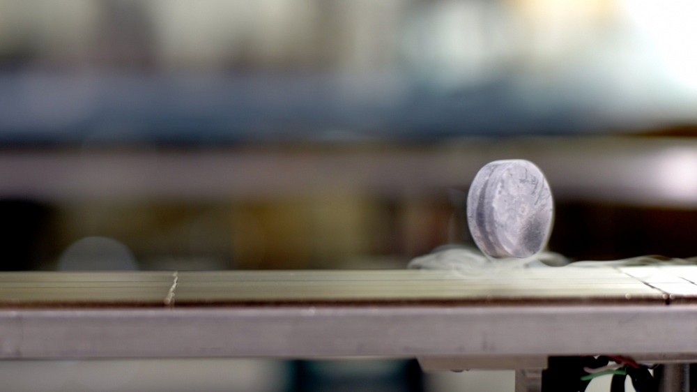 Une pastille faite d'un cuprate, mat&eacute;riau utilis&eacute; pour g&eacute;n&eacute;rer la supraconductivit&eacute; et faire fonctionner le train &agrave; l&eacute;vitation magn&eacute;tique.