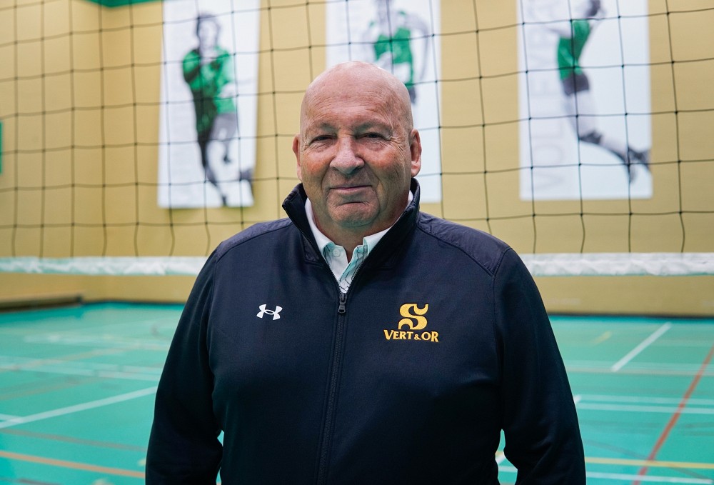 Claude Tremblay troquera le bleu pour le vert et l'or cet automne en tant qu'entra&icirc;neur-chef de l'&eacute;quipe f&eacute;minine de volleyball de l'UdeS.Photo : Vert & Or