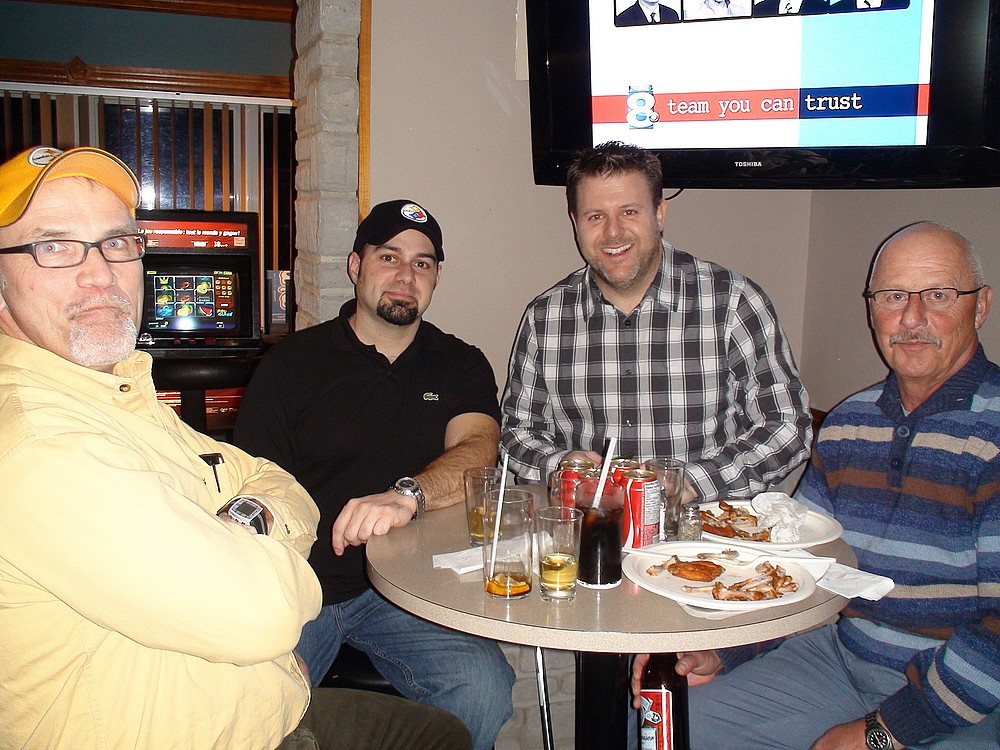 Alain Lapointe, coordonnateur du programme de football Vert&nbsp;&&nbsp;Or, Marc Veronneau, responsable du marketing, Bruno Vachon, pr&eacute;sident d'honneur de l'activit&eacute;, et Guy Choini&egrave;re, responsable des installations et du service, remercient les principaux partenaires de l'&eacute;v&eacute;nement&nbsp;: La Cachette des sportifs et Budweiser.