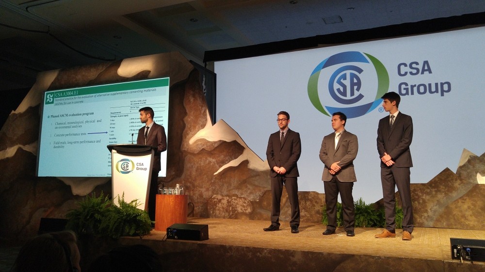 La d&eacute;l&eacute;gation de Sherbrooke lors de leur pr&eacute;sentation au D&eacute;fi universitaire national.&nbsp;De gauche &agrave; droite sur la figure&nbsp;:&nbsp;Hugo Houde-Brouillette, Rapha&euml;l Gosselin,&nbsp;Anthony C&ocirc;t&eacute; et&nbsp;Antoine Lamontagne-Dalphond.Les superviseurs acad&eacute;miques (absents sur la photo) :&nbsp;Jean-Martin Lessard, William Wilson et Arezki Tagnit-Hamou