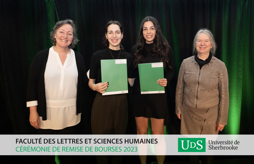 La c&eacute;r&eacute;monie de remise des bourses de la FLSH a permis d'honorer 38 r&eacute;cipiendaires provenant de tous les secteurs de la FLSH, notamment des &eacute;tudiantes &agrave; la ma&icirc;trise en litt&eacute;rature canadienne compar&eacute;e, cheminement en traduction litt&eacute;raire et traductologie. De gauche &agrave; droite : Pre Jos&eacute;e Vincent, directrice - D&eacute;partement des arts, langues et litt&eacute;ratures, Rebecca Arnold, Chynna Poon Odjick et Pre Th&eacute;r&egrave;se Audet, vice-doyenne &agrave; la recherche et aux &eacute;tudes sup&eacute;rieures.