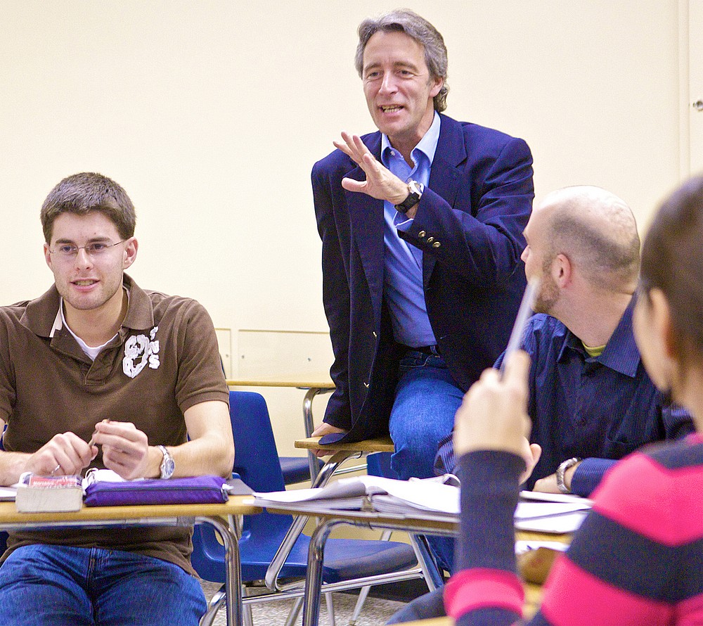 &laquo;Le besoin de formation en p&eacute;dagogie de l'enseignement sup&eacute;rieur est pr&eacute;sent ailleurs au Qu&eacute;bec mais &eacute;galement dans la francophonie. Dans ce contexte, il devient hautement strat&eacute;gique pour l'UdeS de revoir ses fa&ccedil;ons de livrer l'enseignement. La formation &agrave; distance r&eacute;pond en partie &agrave; ce besoin&raquo;, affirme le professeur Denis B&eacute;dard.