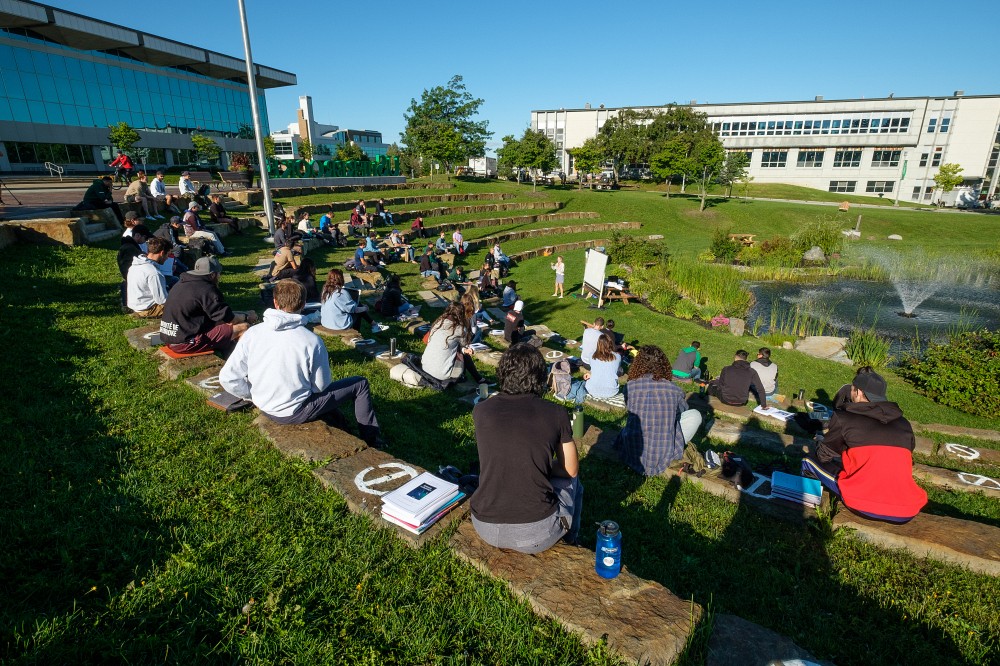 Des &eacute;tudiantes et &eacute;tudiants ont pu assister &agrave; une premi&egrave;re classe ext&eacute;rieure au Campus principal en tenant compte de la distanciation physique.