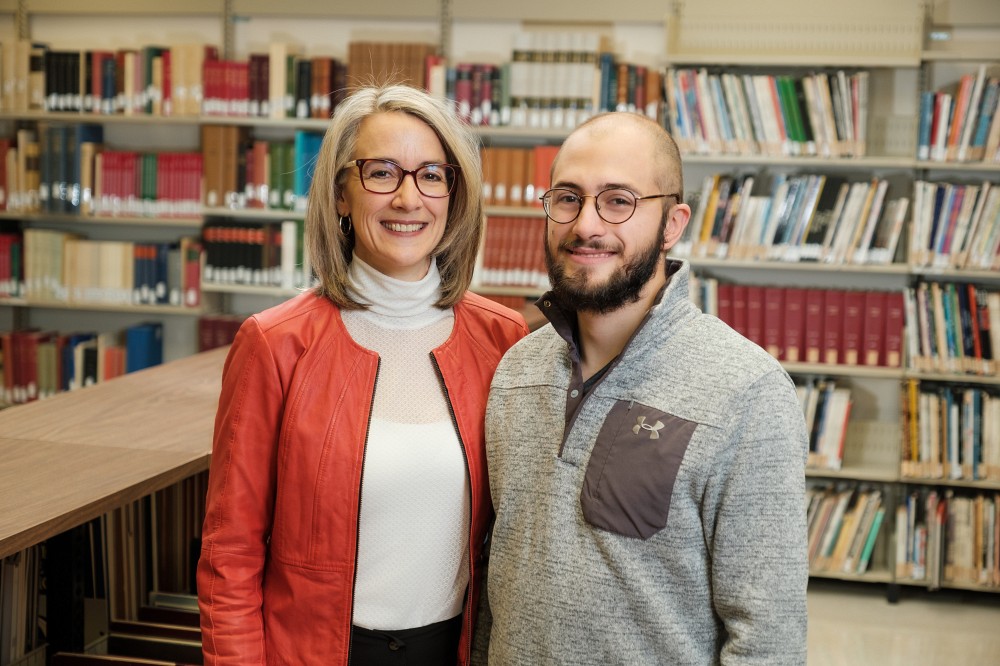 Mme Sandra Martel, pr&eacute;sidente de la campagne Parents Biblioth&egrave;ques 2020-2021 et son fils, David Lepage, &eacute;tudiant &agrave; la FLSH