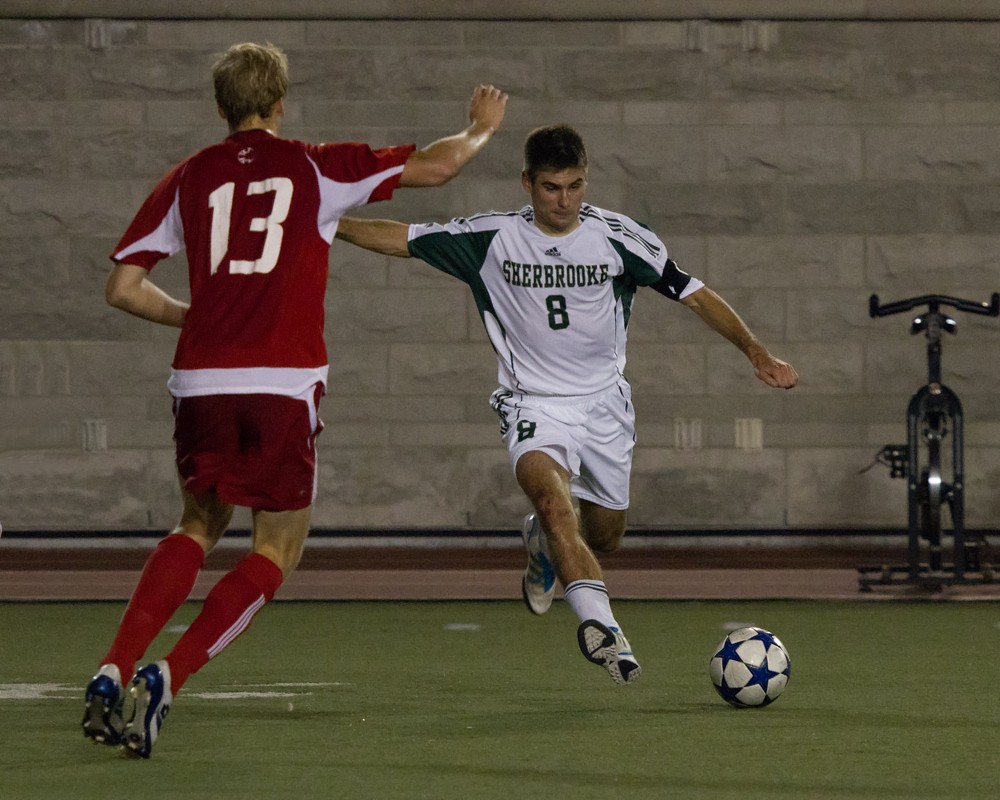 Malgr&eacute; les efforts du capitaine Gabriel-Nicolas Gagn&eacute;-Marcotte, le Vert & Or n'a pas fait le poids face aux Redmen, dimanche au terrain syth&eacute;tique de l'UdeS.