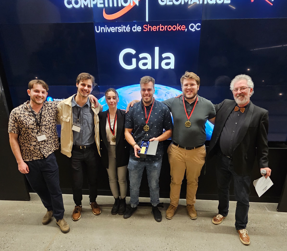 De gauche &agrave; droite : Loek Pascaud et Ga&euml;l Machemin (co-organisateurs) accompagn&eacute;s des membres de la d&eacute;l&eacute;gation UdeS Anne-Sophie Roy, Hermann Beaudin, Fr&eacute;d&eacute;ric Malo et du Pr Richard Fournier.