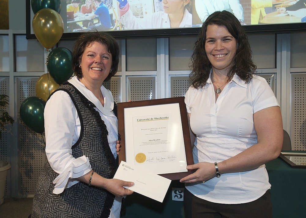 Laur&eacute;ate dans le secteur Lettres et sciences humaines et sociales, Sylvie Beaudoin re&ccedil;oit son prix des mains de la vice-rectrice aux &eacute;tudes Lucie Laflamme.