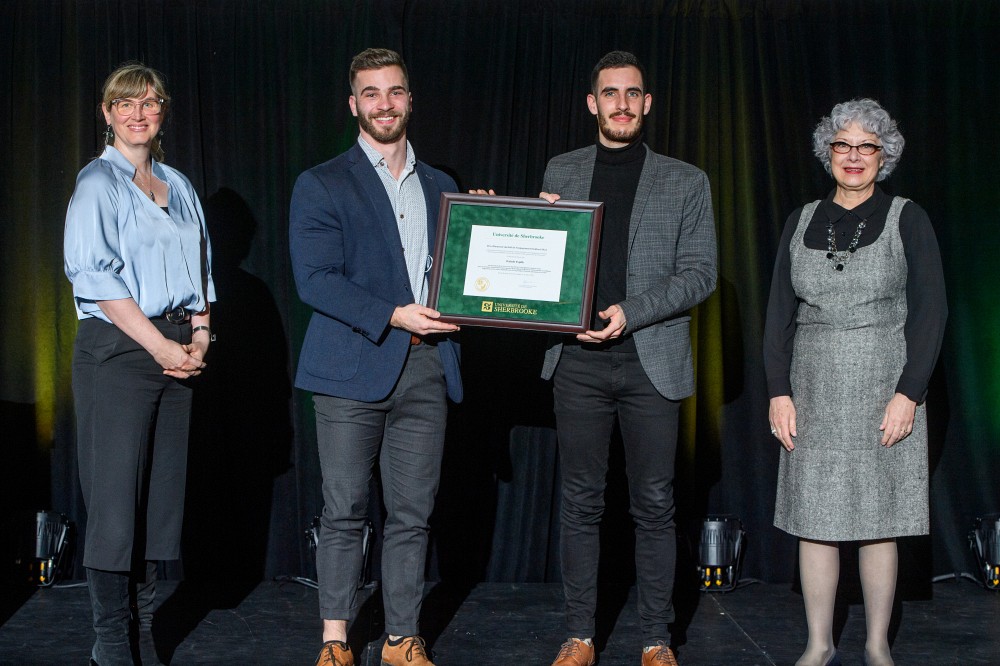 Alexis Marcotte-M&eacute;nard et Thomas Deshayes r&eacute;compens&eacute;s au D&eacute;fi de l'engagement &eacute;tudiant 2022 pour leur Balado Explik en compagnie de la professeure Isabelle Dionne et de la vice-rectrice &agrave; la vie &eacute;tudiante, Jocelyne Faucher&nbsp;