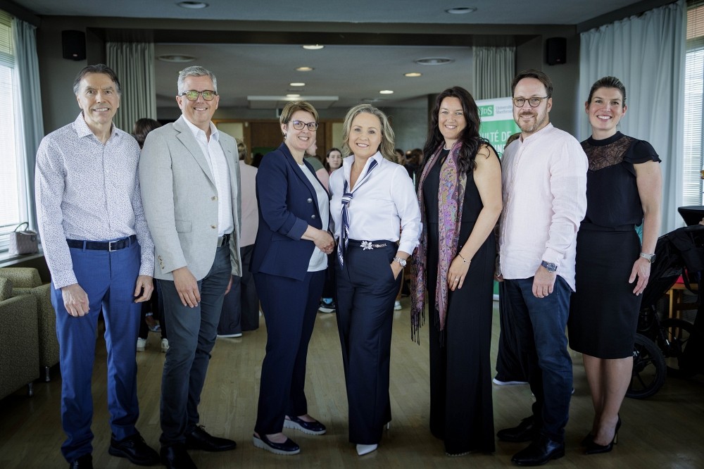 De gauche &agrave; droite : Pr&nbsp;Paul Bessette, donateur, Pr&nbsp;Louis Valiquette, doyen de la Facult&eacute;,&nbsp;Pre Sophie Desindes, directrice du d&eacute;partement d&rsquo;obst&eacute;trique-gyn&eacute;cologie, Pre Annie Ouellet,&nbsp;titulaire de la Chaire de recherche,&nbsp;Mme Val&eacute;rie V&eacute;ronneau, donatrice principale, M.Martin Clermont, directeur g&eacute;n&eacute;ral de la Fondation du CHUS, Mme&nbsp;Annie Boisvert, pr&eacute;sidente-directrice g&eacute;n&eacute;rale adjointe CIUSSS de l'Estrie-CHUS.