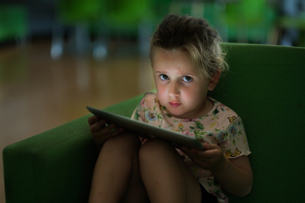 Les r&eacute;sultats de l'&eacute;tude indiquent que&nbsp;plus le temps pass&eacute; &agrave; l&rsquo;&eacute;cran chez les tout-petits augmente, plus leurs acc&egrave;s de col&egrave;re sont fr&eacute;quents, et qu&rsquo;en retour, ces bouleversements d&rsquo;&eacute;motions contribuent &agrave; accro&icirc;tre leur utilisation des appareils &eacute;lectroniques.