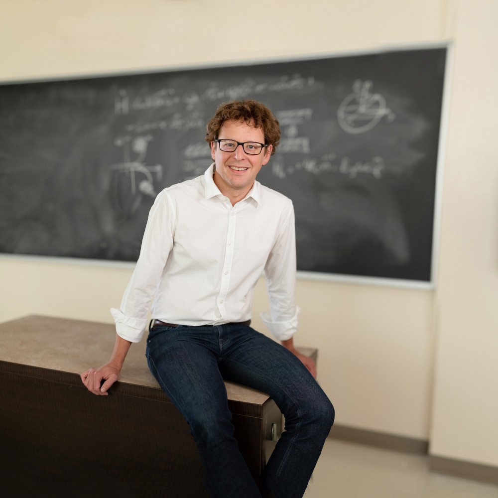 Le professeur Alexandre Blais, r&eacute;cipiendaire de la M&eacute;daille comm&eacute;morative Rutherford en physique.