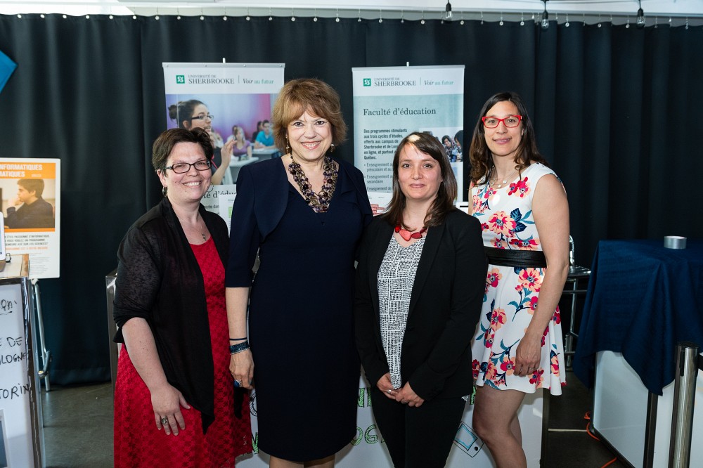 De g. &agrave; d. : Isabelle Bolduc,&nbsp;adjointe au vice-d&eacute;canat &agrave; la formation, H&eacute;l&egrave;ne David, ministre de l'Enseignement sup&eacute;rieur et de la Condition f&eacute;minine, Caroline Pelletier, conseill&egrave;re p&eacute;dagogique et M&eacute;lanie Cabana, conseill&egrave;re technop&eacute;dagogique, lors du lancement du&nbsp;Plan d'action num&eacute;rique en &eacute;ducation et en enseignement sup&eacute;rieur du gouvernement du Qu&eacute;bec.