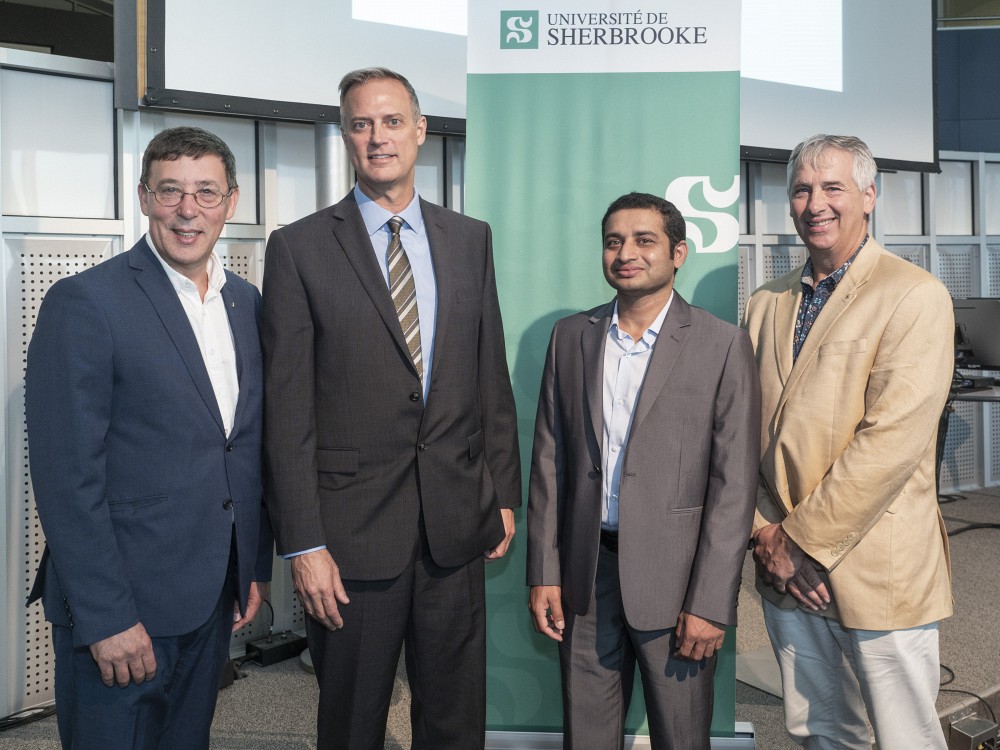 Le professeur Jean-Pierre Perreault, vice-recteur &agrave; la recherche et aux &eacute;tudes sup&eacute;rieures de l&rsquo;Universit&eacute; de Sherbrooke, en compagnie du chef de la direction de MYM Nutraceuticals, M. Rob Gietl, du directeur du groupe des partenariats d&rsquo;affaires de l&rsquo;UdeS, M. Serge Beaudoin et du directeur des affaires scientifiques de MYM, M. Charith Adkar.