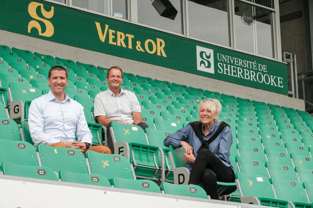 Le nouveau directeur du Vert & Or, Simon Croteau, en compagnie de Jean-Pierre Boucher, directeur g&eacute;n&eacute;ral du Service du sport et de l'activit&eacute; sportive, et de la Pre Denyse R&eacute;millard, rectrice adjointe et vice-rectrice &agrave; l'administration et au d&eacute;veloppement durable, responsable de la mise en &oelig;uvre de la Strat&eacute;gie 2021-2025.