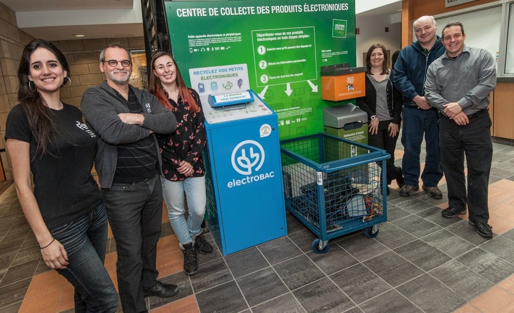 De gauche &agrave; droite, M&eacute;lanie Lemay, vice-pr&eacute;sidente DD, FEUS; Alain Webster, vice-recteur au DD et aux relations gouvernementales, UdeS; Sophie Valence-Doucet, coordonnatrice, Campus durable; Marie-Jos&eacute;e Robitaille, directrice des op&eacute;rations, Coop UdeS; St&eacute;phane Meloche, technicien en DD, UdeS; et Patrice Cordeau, coordonnateur DD, UdeS.