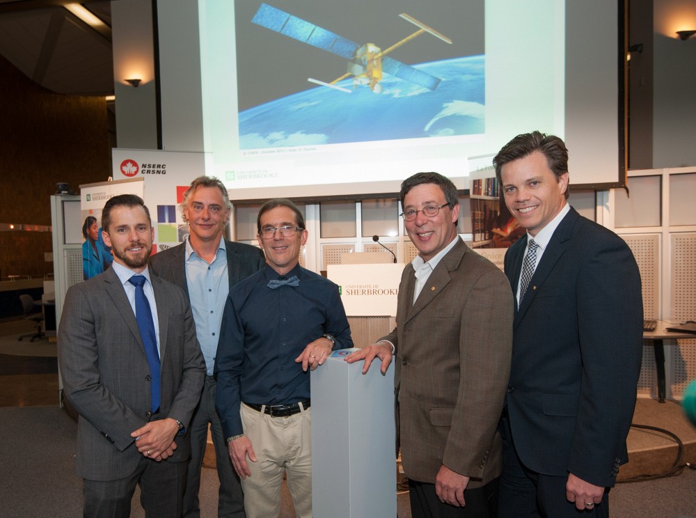 Bruno Benedetti&nbsp;d&rsquo;&Eacute;nergie Brookfield et Jocelyn Gaudet d&rsquo;Hydro-Qu&eacute;bec accompagnent le titulaire de la chaire Robert Leconte, le vice-recteur &agrave; la recherche et aux &eacute;tudes sup&eacute;rieures de l&rsquo;UdeS Jean-Pierre Perreault et le doyen de la Facult&eacute; de g&eacute;nie Patrik Doucet.