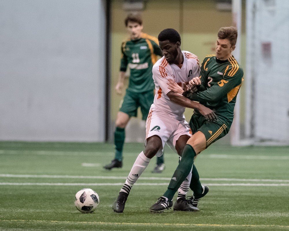 &Eacute;tienne Gendron &agrave; l'oeuvre lors d'un affrontement contre l'UQTR plus t&ocirc;t cet hiver.