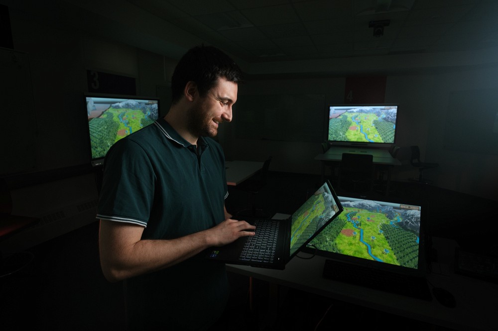 Thomas Crozet, &eacute;tudiant de 3e&nbsp;ann&eacute;e au baccalaur&eacute;at en sciences du multim&eacute;dia et du jeu vid&eacute;o