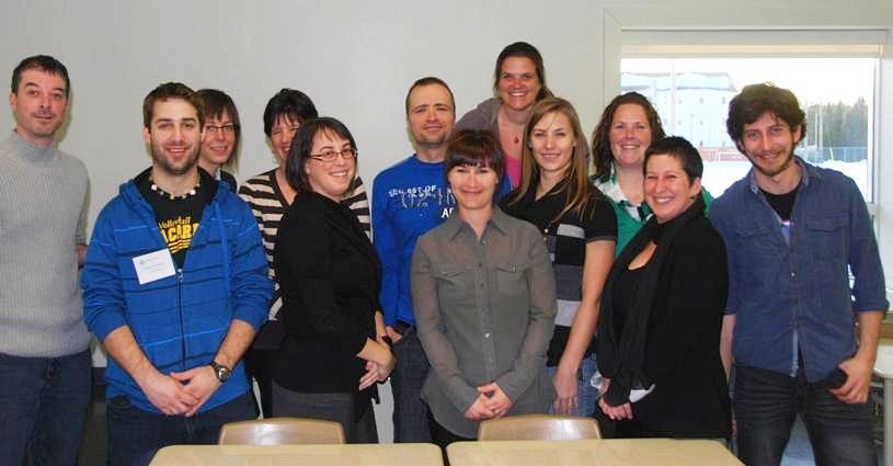 Premier plan: Dave Mc Kinnon, Yannick Bouchard, Julie No&euml;l, Marie-Andr&eacute;e Landry, Anik Boileau, Laurence L&eacute;pine. Arri&egrave;re-plan: Jessica Mass&eacute;, Marl&egrave;ne Jones, Michel Guimond, Myl&egrave;ne Richard, Val&eacute;rie Lapointe et Marie-H&eacute;l&egrave;ne Landry.