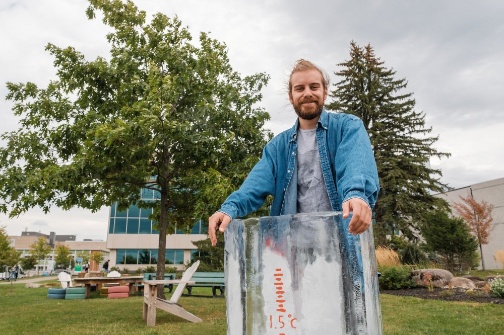 Dominick avec son &oelig;uvre, La Terre qui Fond.&nbsp;