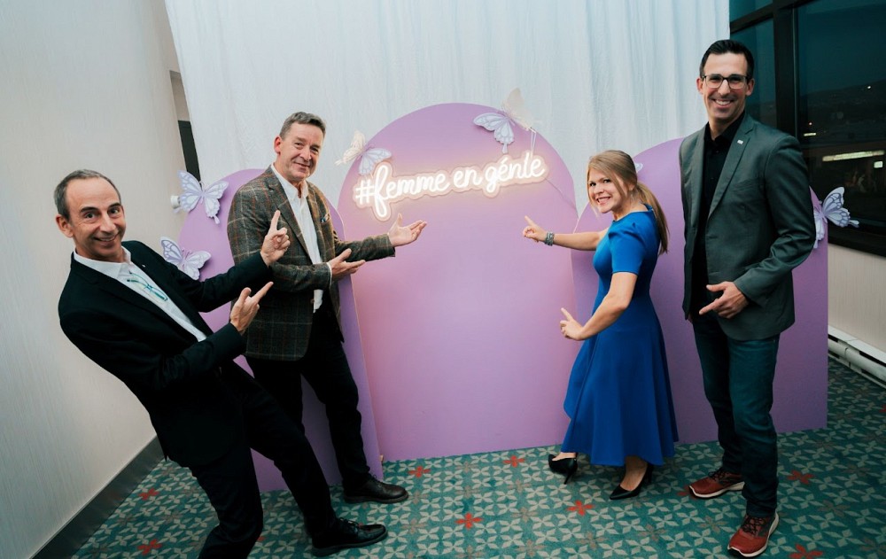 Genium360, repr&eacute;sent&eacute; par Daniel Boileau (2e &agrave; partir de la gauche), conseiller principal, a conclu cette entente avec la Facult&eacute; de g&eacute;nie au printemps dernier, ici repr&eacute;sent&eacute;e par le doyen, Jean Proulx, Gabrielle Blackburn et Alexandre Goulet de la direction du d&eacute;veloppement, quelques temps avant de lancer officiellement le programme AGIR.