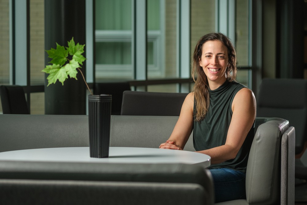 Isabelle&nbsp;Laforest-Lapointe, professeure &agrave; la Facult&eacute; des sciences au D&eacute;partement de biologie