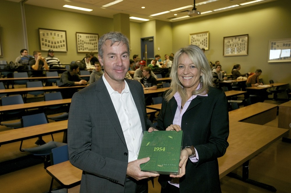 Le conf&eacute;rencier Jean-Hugues Lafleur en compagnie de Denyse R&eacute;millard, vice-doyenne &agrave; l'enseignement &agrave; la Facult&eacute; d'administration de l'Universit&eacute; de Sherbrooke