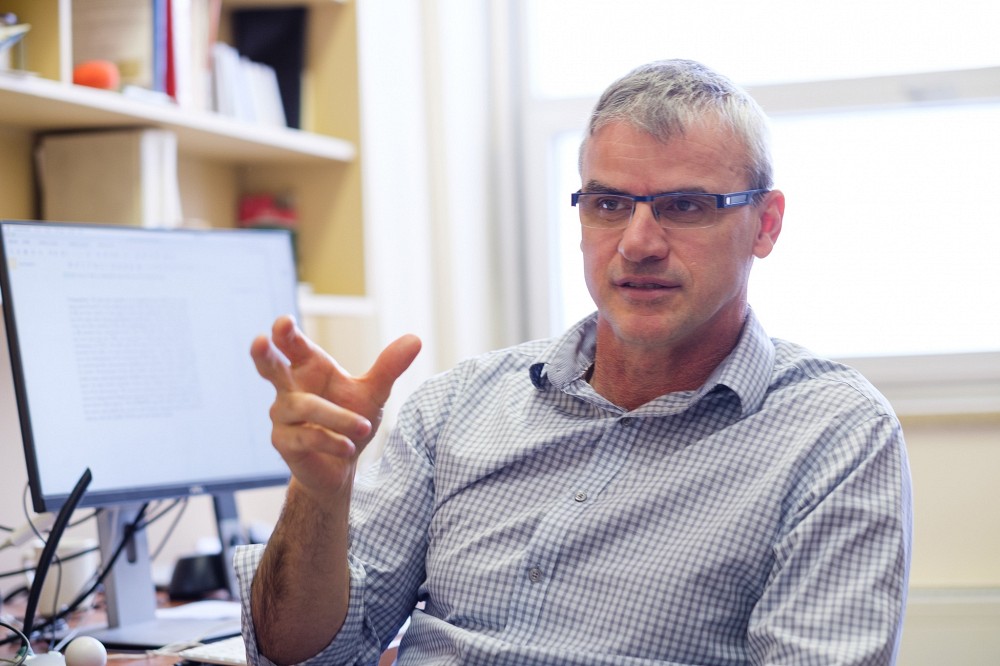 Professeur en g&eacute;nie logiciel depuis plus de 20 ans &agrave; l'UdeS, Marc Frappier a fait de la s&eacute;curit&eacute; informatique sa sp&eacute;cialit&eacute;.