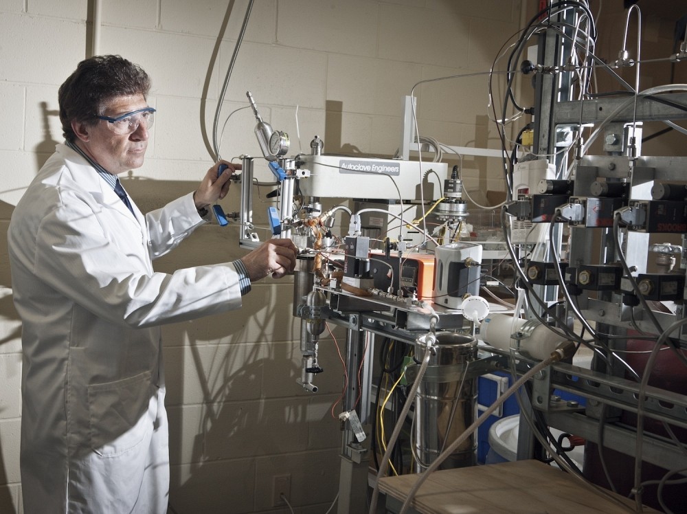 Le professeur Nicolas Abatzoglou dans son laboratoire