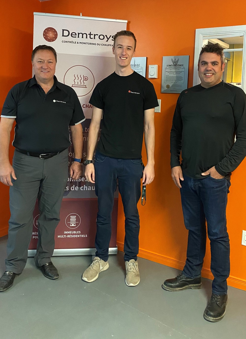 Nicolas Boucher-Lalonde a re&ccedil;u une offre d'embauche qu'il ne pouvait pas refuser de la part des copropri&eacute;taires de Technologie Demtroys, Jacques Arseneault &agrave; gauche et Yan Corriveau &agrave; droite.