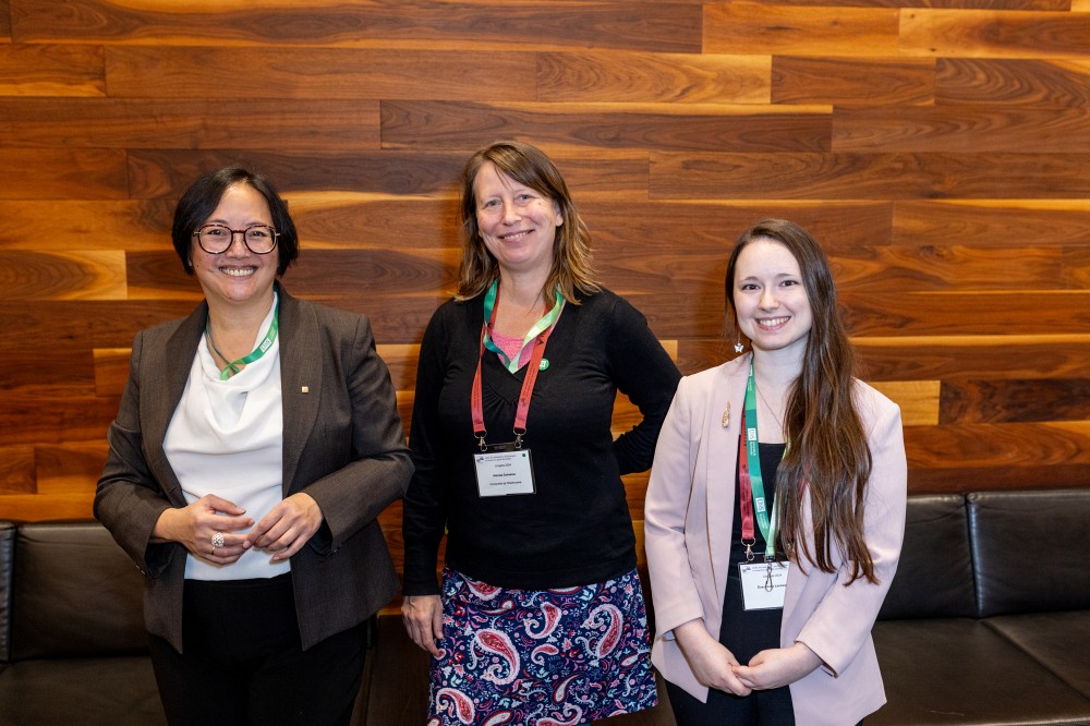 &Egrave;ve-Alexia Levesque (&agrave; droite dans la photo), &eacute;tudiante en traduction professionnelle, a re&ccedil;u le prix Rel&egrave;ve de l'OTTIAQ, qui r&eacute;compense le meilleur dossier scolaire &agrave; mi-parcours de la formation. On la voit ici en compagnie d'Anne Marie Taravella (&agrave; gauche), charg&eacute;e de cours en traduction, et H&eacute;lo&iuml;se Duhaime (au centre), charg&eacute;e de cours &agrave; forfait et responsable du baccalaur&eacute;at en traduction professionnelle &agrave; l'UdeS.