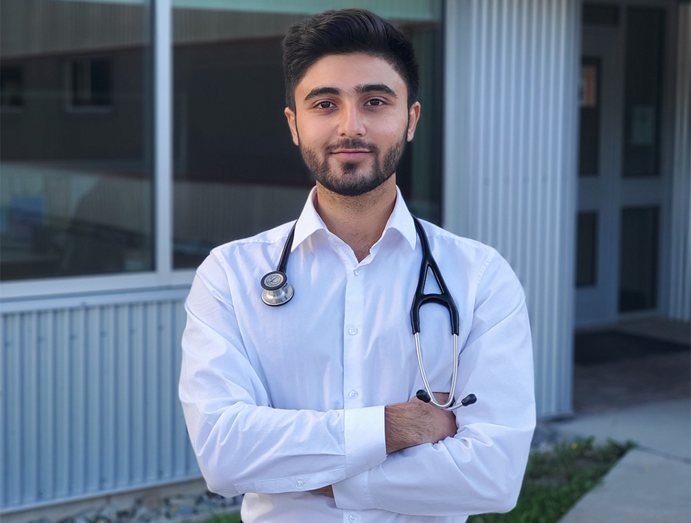 Yasser Al Asmi est un &eacute;tudiant en m&eacute;decine &agrave; l'UdeS au site de Moncton.