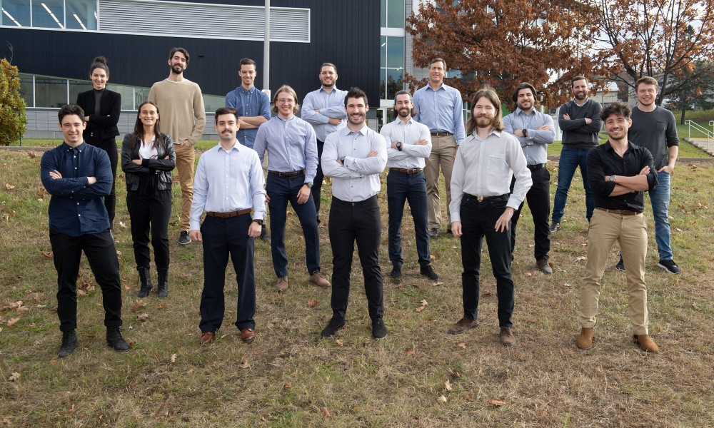 L'&eacute;quipe &eacute;tudiante Skyrenu, de la Facult&eacute; de g&eacute;nie, en compagnie du professeur Martin Brouillette (rang&eacute;e du fond, 5e personne &agrave; partir de la gauche) avec, &agrave; sa gauche, Louis-C&eacute;sar Pasquier, de l'INRS.