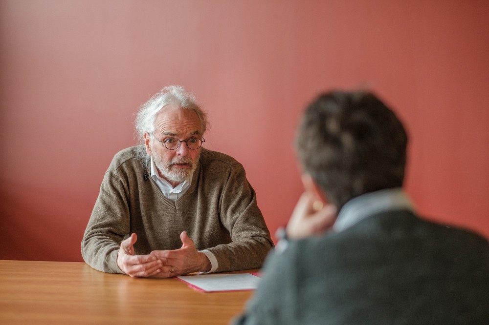 Les recherches du Pr Paul Morin s'orientent vers les&nbsp;services de proximit&eacute; dans le domaine de la sant&eacute; et des habitations &agrave; loyer modique (HLM). Depuis plusieurs ann&eacute;es, il travaille &agrave; d&eacute;mocratiser et vulgariser&nbsp;le&nbsp;d&eacute;bat sur le logement social.